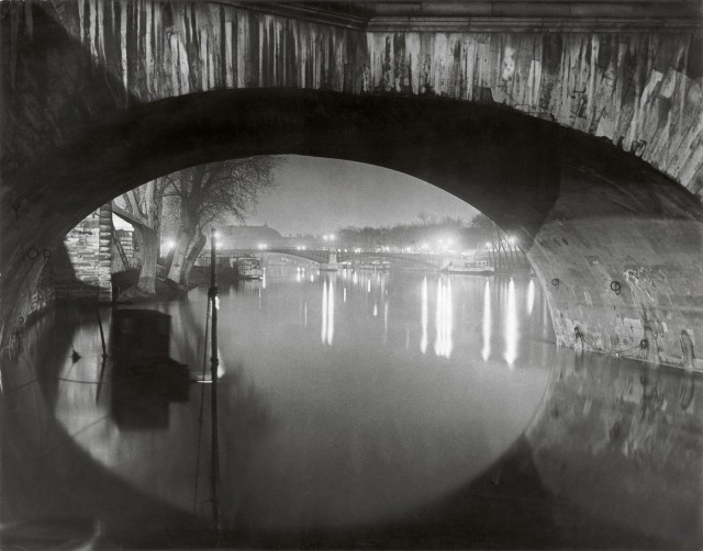 Вид через мост Руаяль на мост Сольферино, 1933. Фотограф Брассаи