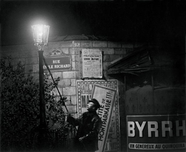 Тушение уличного фонаря на улице Эмиль Ришар, около 1932. Фотограф Брассаи