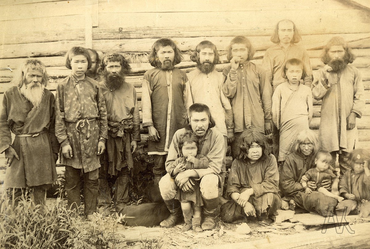 Группа айнов, Сахалин, конец XIX века. Фотограф Агнесса Динесс