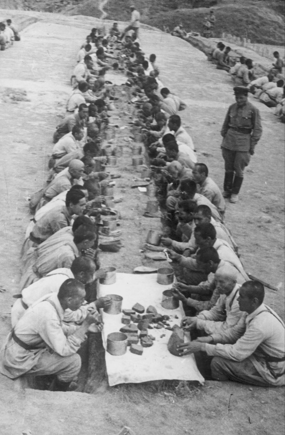 37-я армия. Столовая части, стоящей в обороне. Август, 1944-го. Фотограф Ольга Ландер