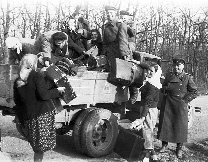 Женщины-санитарки едут домой после окончания Великой Отечественной войны. Австрия, 1 июня 1945 года. Фотограф Ольга Ландер