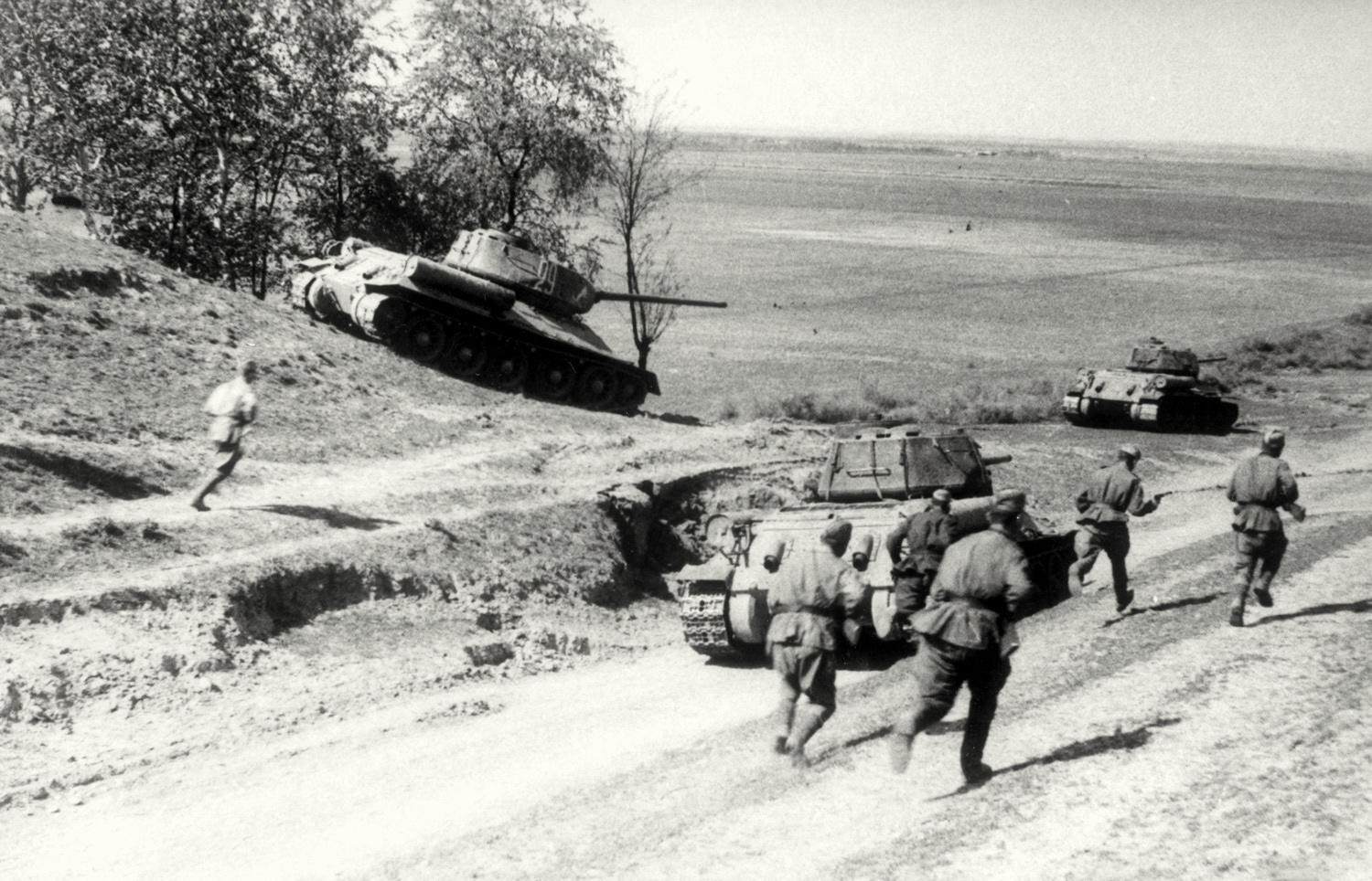 Подразделение старшего лейтенанта С. Паланкина ведёт наступательный бой. Венгрия, 1944. Фотограф Ольга Ландер