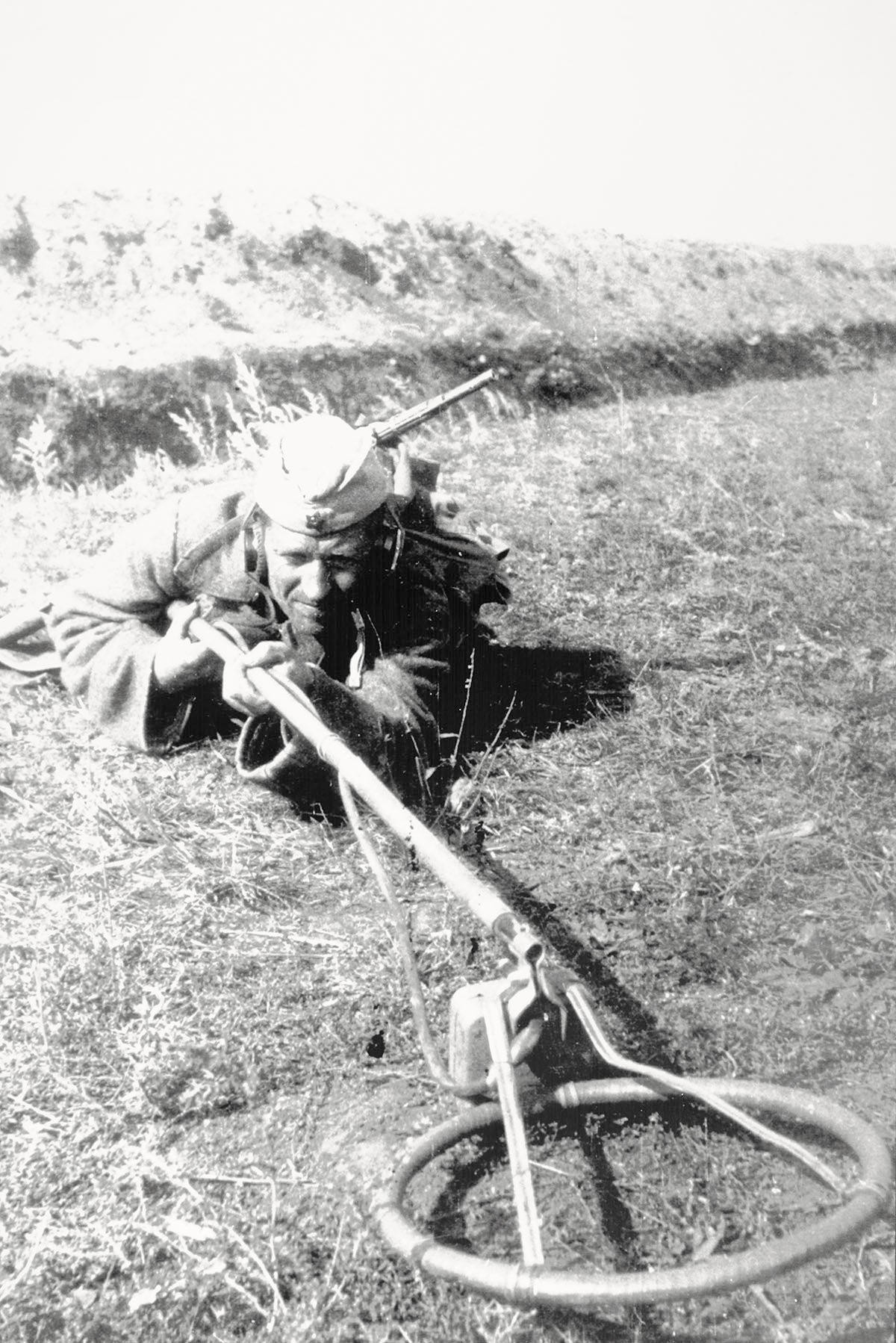 Сапер за разминированием, 1943. Фотограф Ольга Ландер