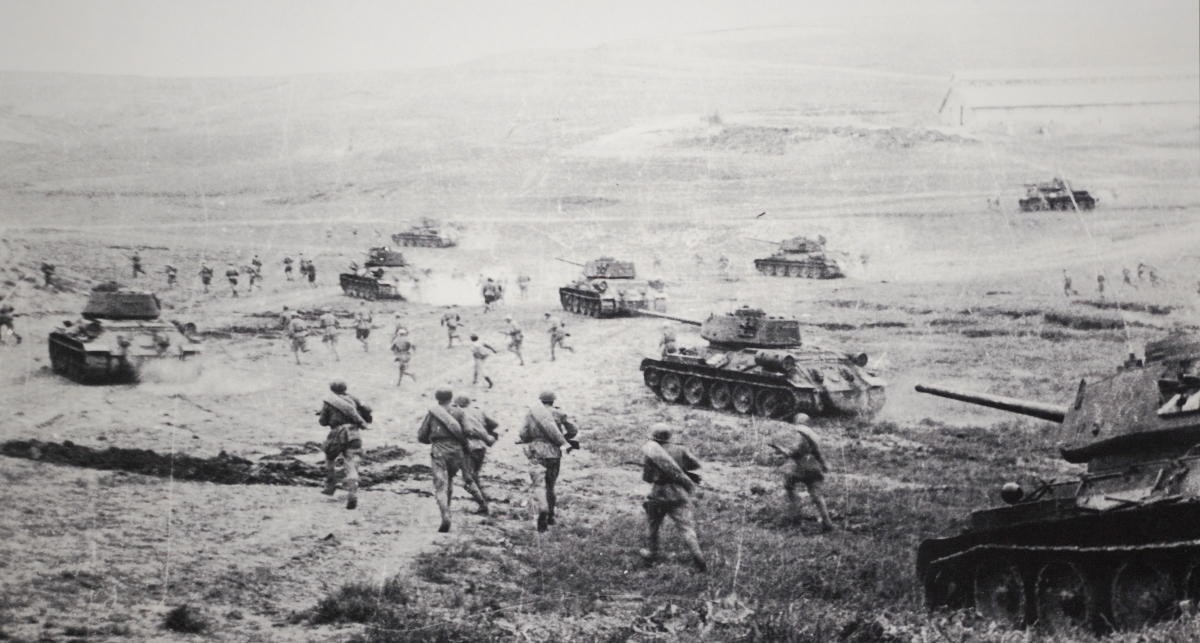 Танковая атака, 1944. Фотограф Ольга Ландер
