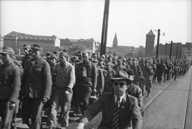 Колонна пленных немцев, Чехословакия, Прага, май 1945. Фотограф Ольга Игнатович