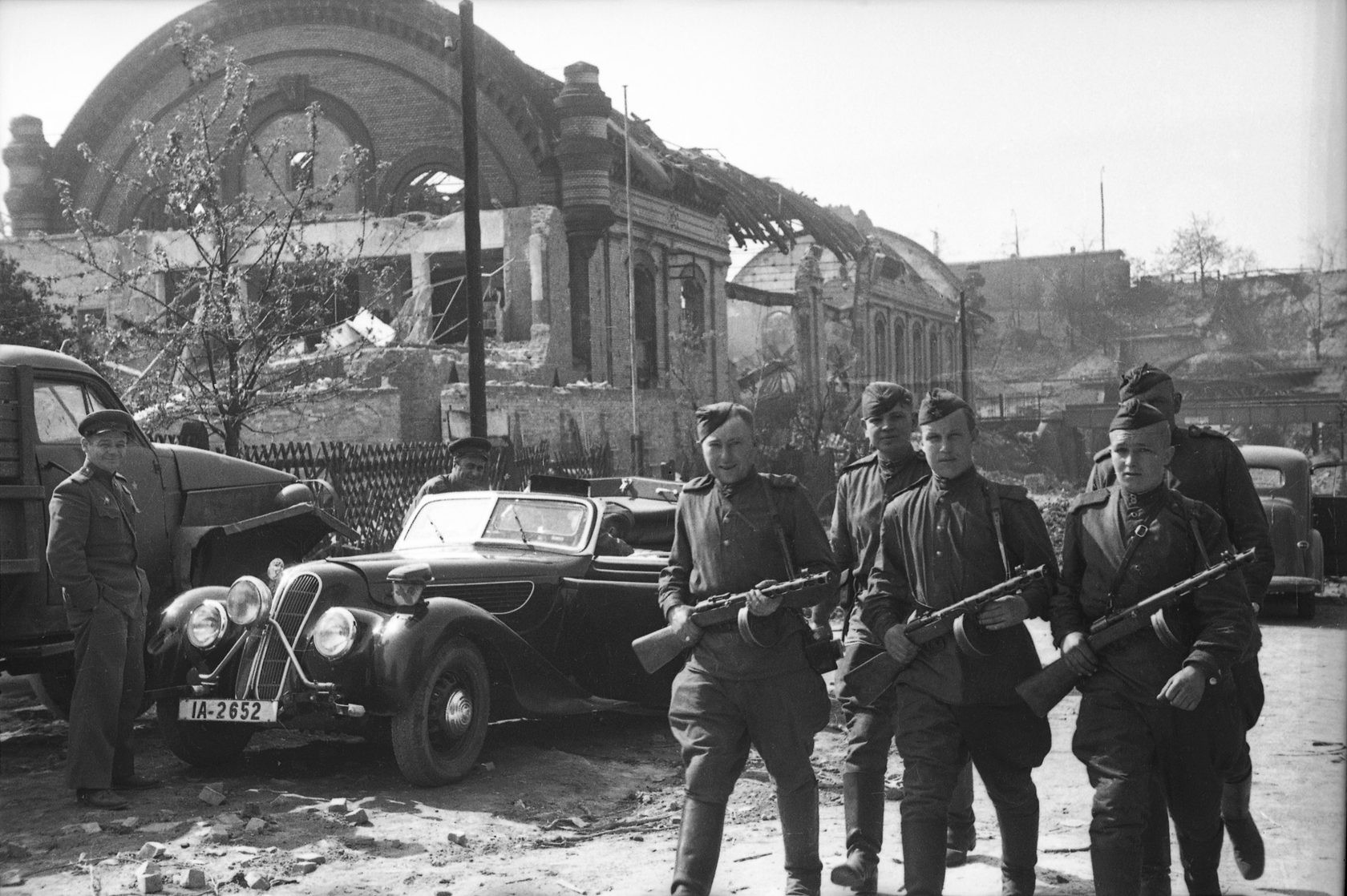 Солдаты 1-го Украинского фронта на окраине Берлина, 1945. Фотограф Ольга Игнатович