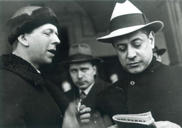 Хосе Рауль Капабланка даёт автографы. Москва, 1925. Фотограф Ольга Игнатович