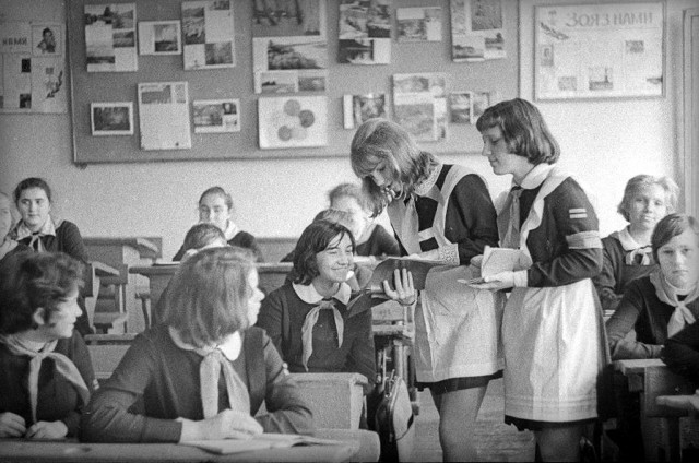 В школьном классе, 1960-е. Фотограф Майя Окушко