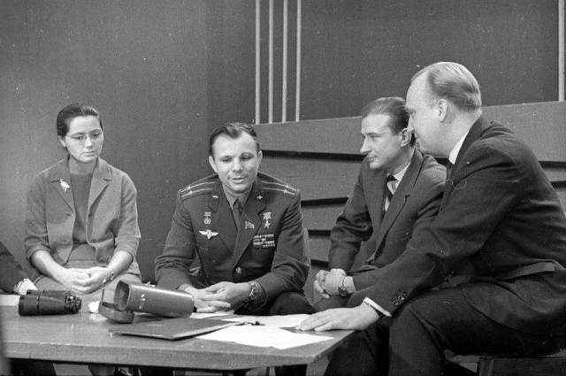 Юрий Гагарин в телестудии, Москва, 1963. Фотограф Майя Окушко