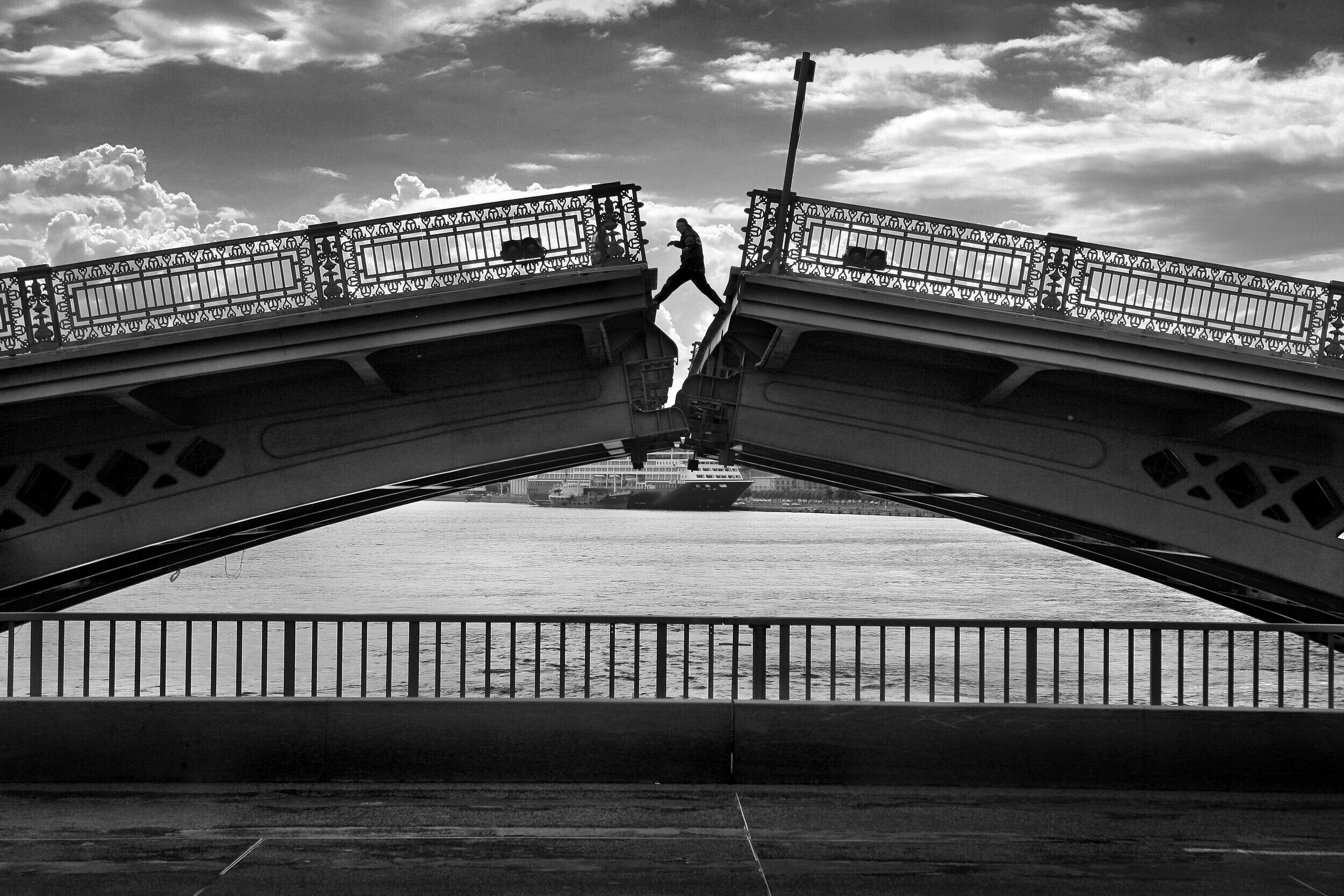 Разводной мост. Фотограф Александр