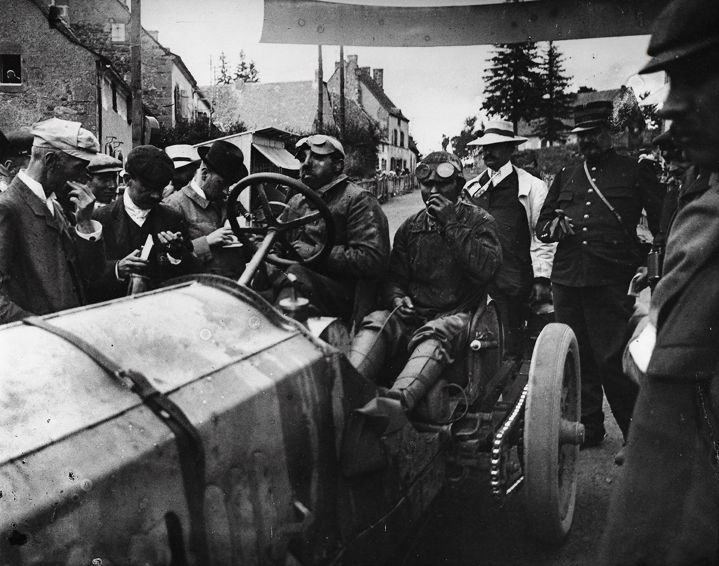 Артер Дюре за рулем, 1905. Фотограф Жак Анри Лартиг