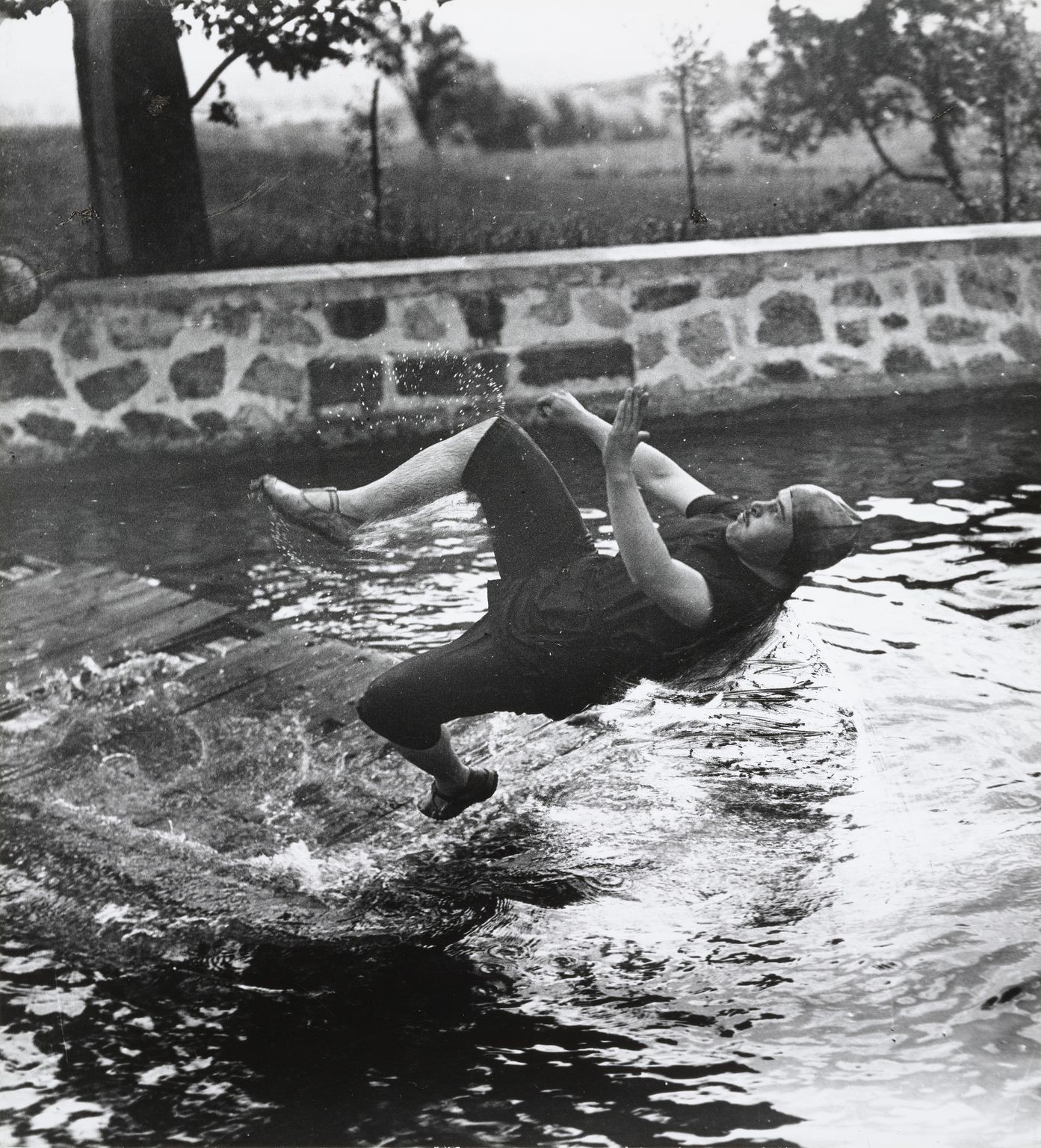 Бассейн в Шато-де-Рузат, мой кузен Жан Хаге, 1910. Фотограф Жак Анри Лартиг