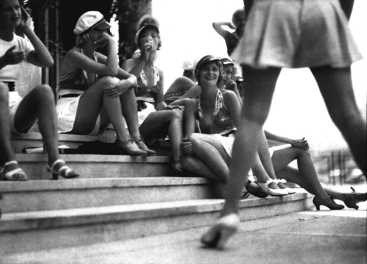 Безумие Зигфилда, пляж Монте-Карло, Жюйе, 1933. Фотограф Жак Анри Лартиг