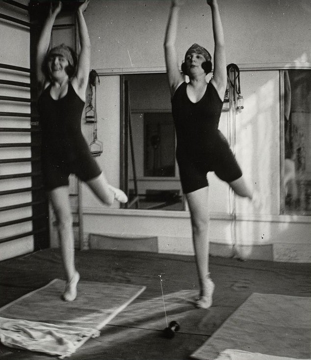 Биби и Лоло Бурки, Гимнастический сеанс, Париж, 1921. Фотограф Жак Анри Лартиг