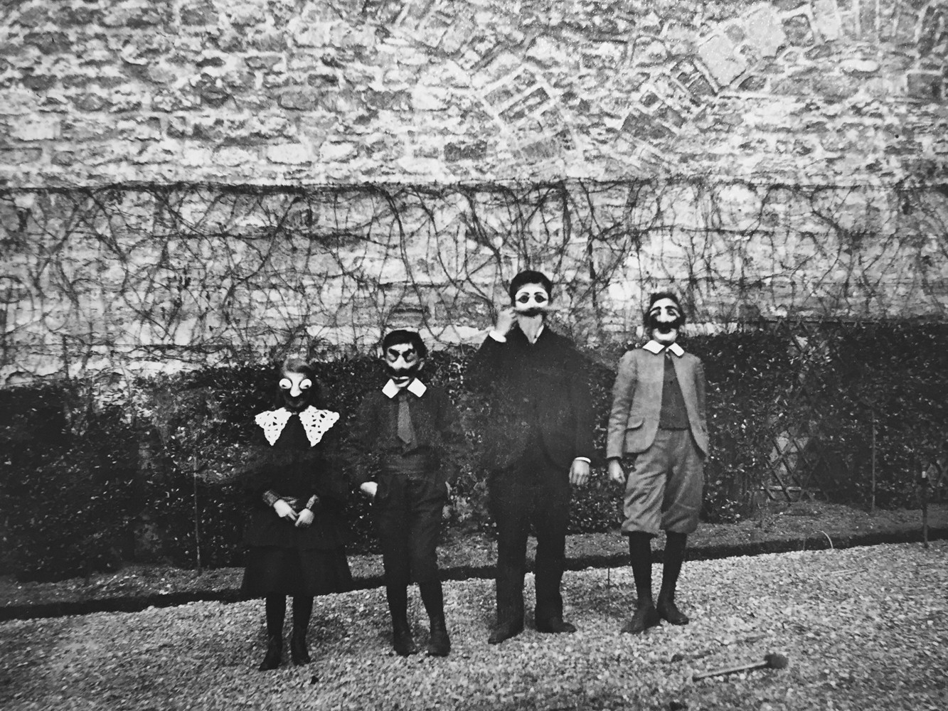 Марди Гра с Бубуттом, Луи, Робертом и Зиссу, Париж, 1903. Фотограф Жак Анри Лартиг