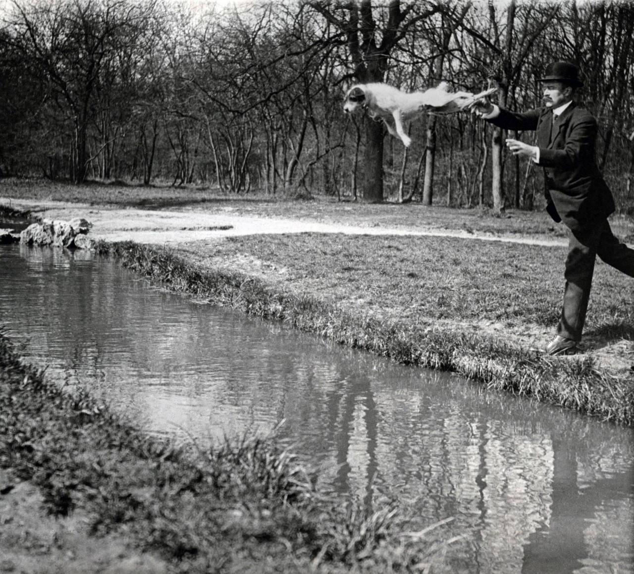 Булонский лес, месье Фоллетет со своей собакой Тюпи, Париж, 1912. Фотограф Жак Анри Лартиг