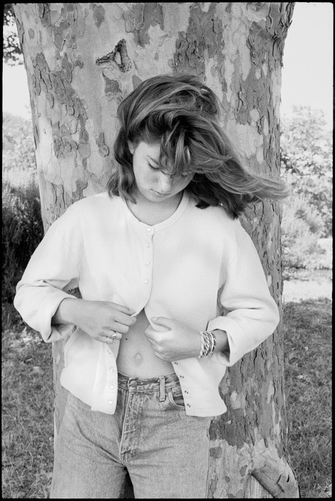 Женщина застёгивает кофточку, 1986. Фотограф Мартина Франк