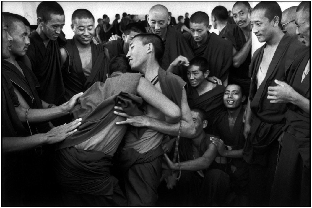 Дискуссия тибетских монахов. Карнатака, Индия, 1996. Фотограф Мартина Франк