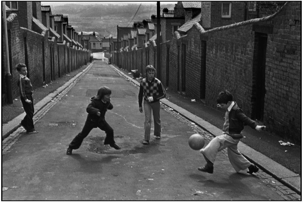 Дворовые игры, Ньюкасл-апон-Тайн, Великобритания, 1977. Фотограф Мартина Франк