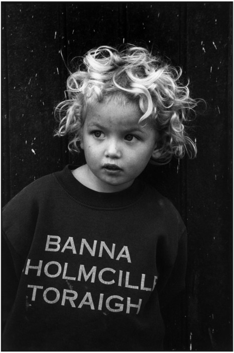 Маленькая дочка местного лавочника. Донегол, Ирландия, 1997. Фотограф Мартина Франк