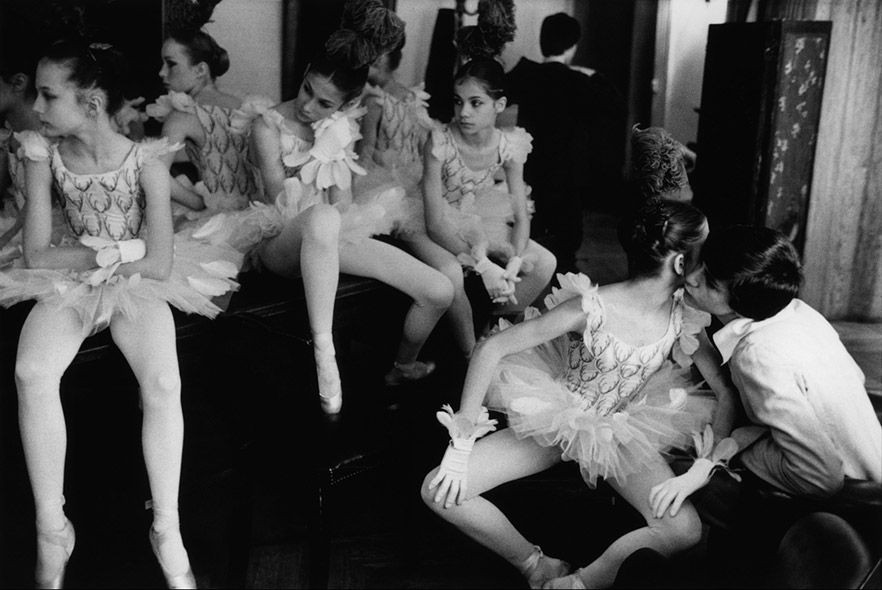 Юные танцовщицы, Париж, 1979. Фотограф Мартина Франк