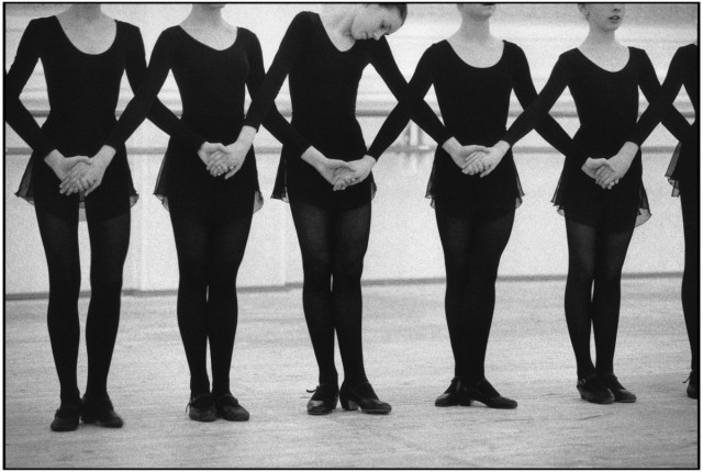 Балетная репетиция, Москва, 2000. Фотограф Мартина Франк