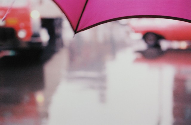 Фиолетовый зонт, 1950-е. Фотограф Сол Лейтер