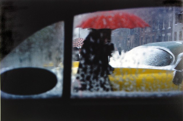 Красный зонтик, ок. 1955. Фотограф Сол Лейтер