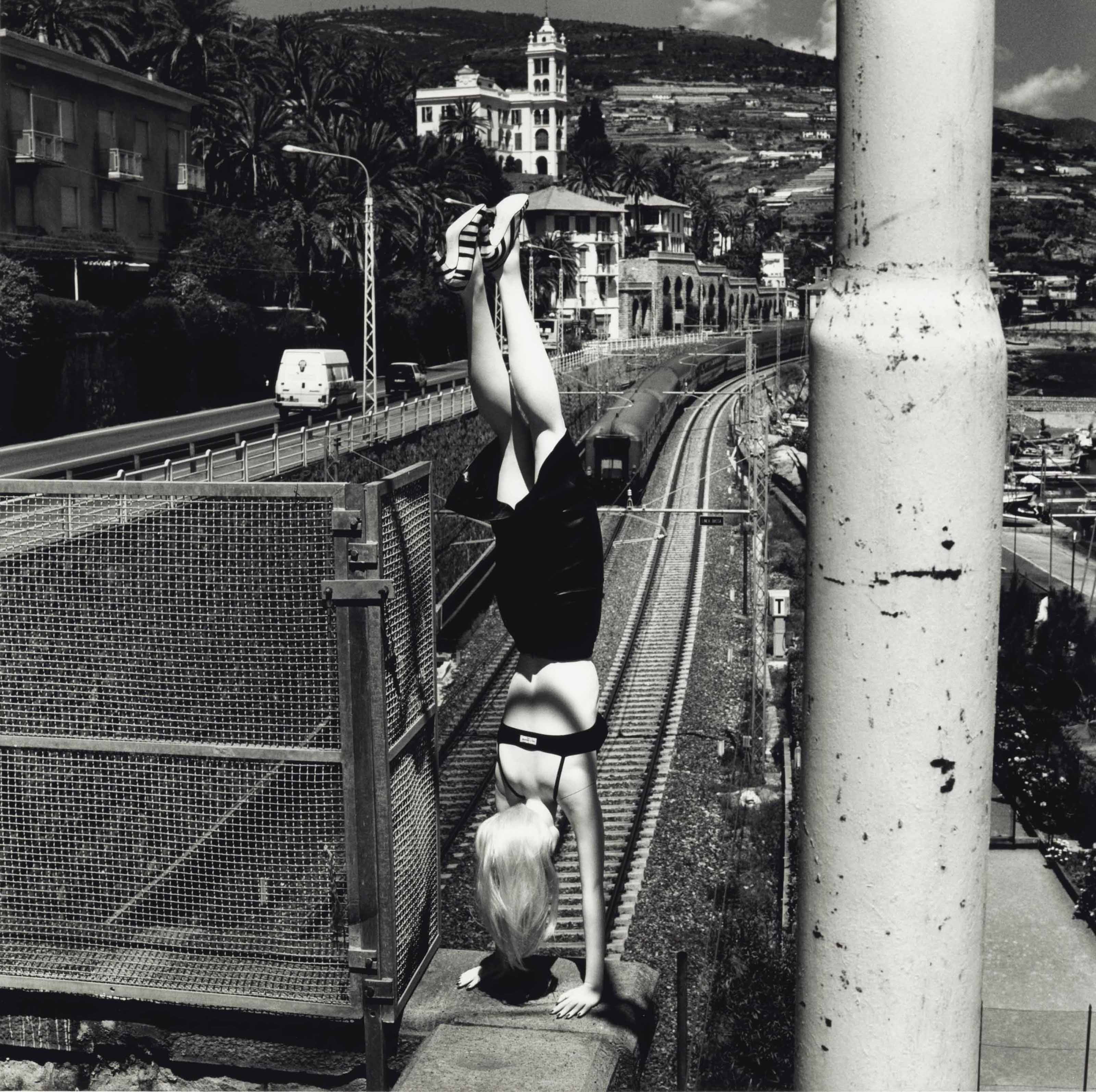 Женщина в стойке на руках, 1996. Фотограф Хельмут Ньютон