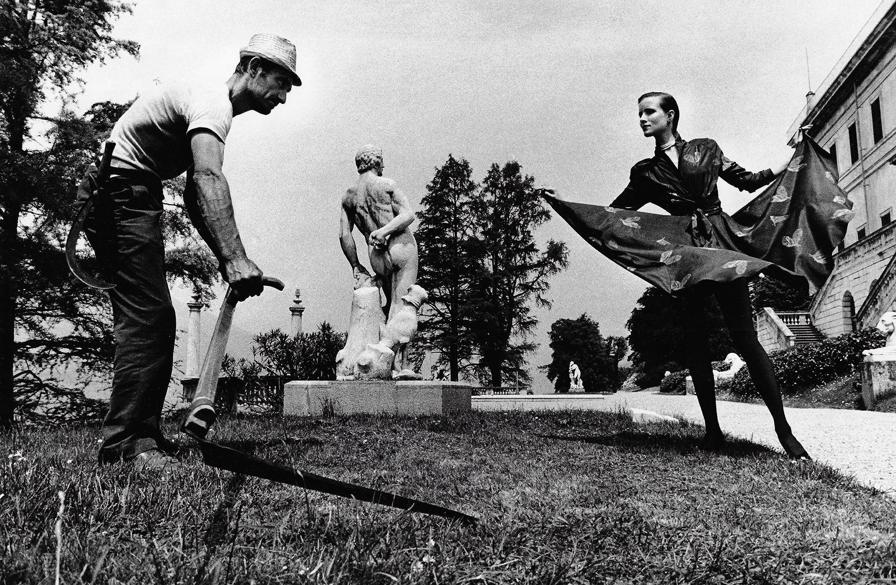 Женщина и садовник, Италия, 1979. Фотограф Хельмут Ньютон