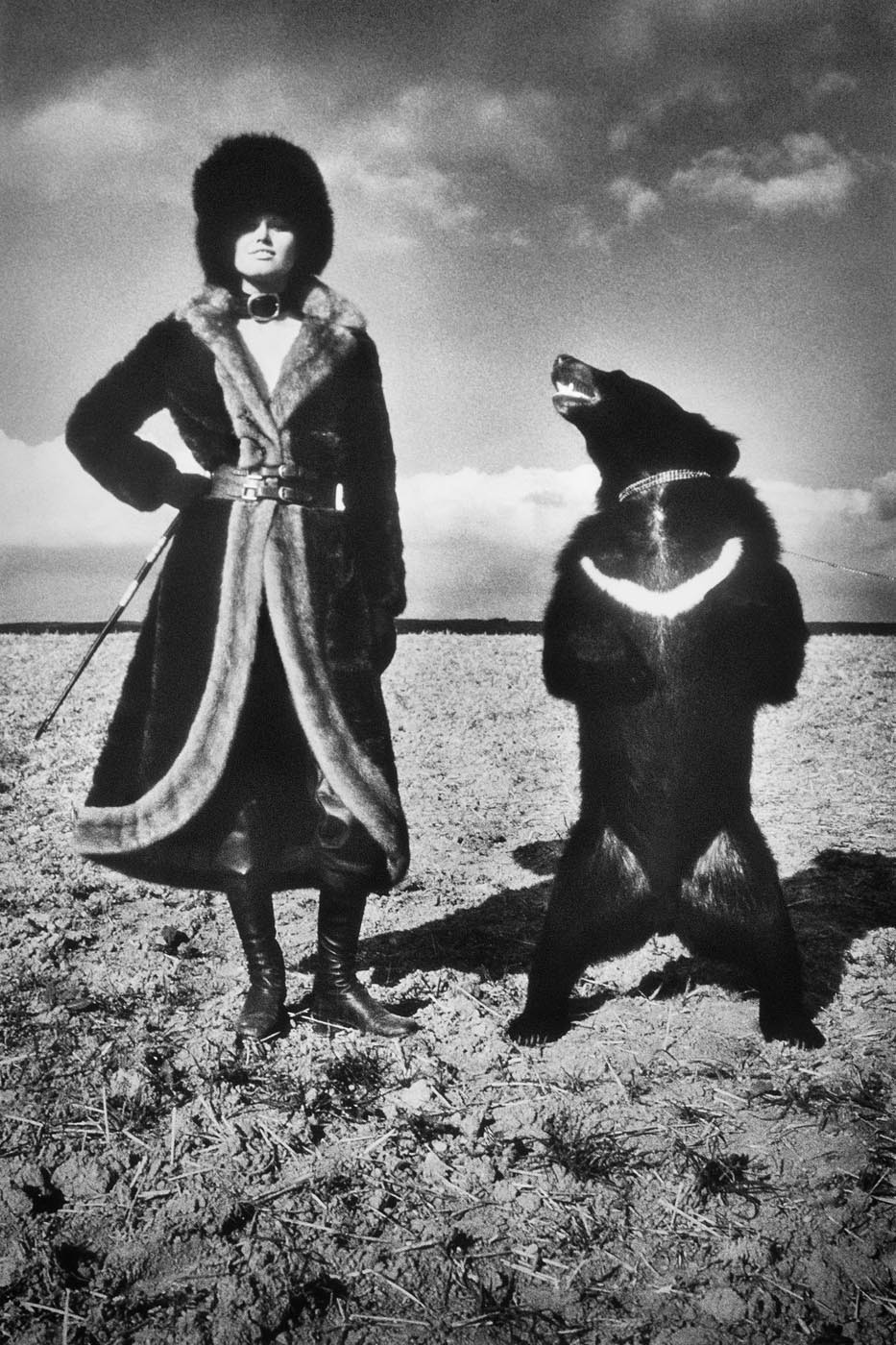 Модель с медведем, 1985. Фотограф Хельмут Ньютон