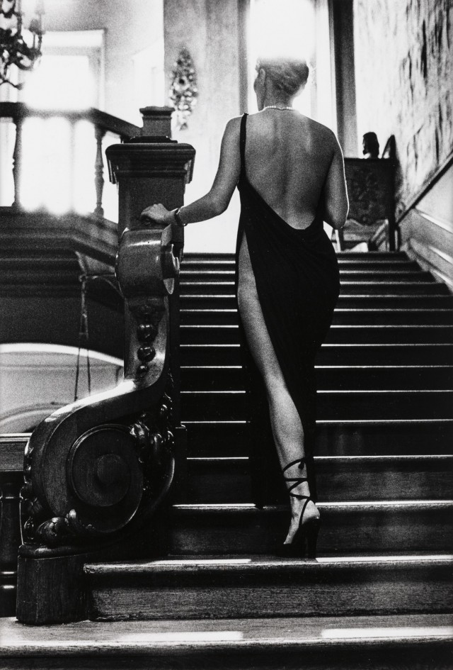 Розалин на лестнице, Арканг, 1975. Автор Хельмут Ньютон