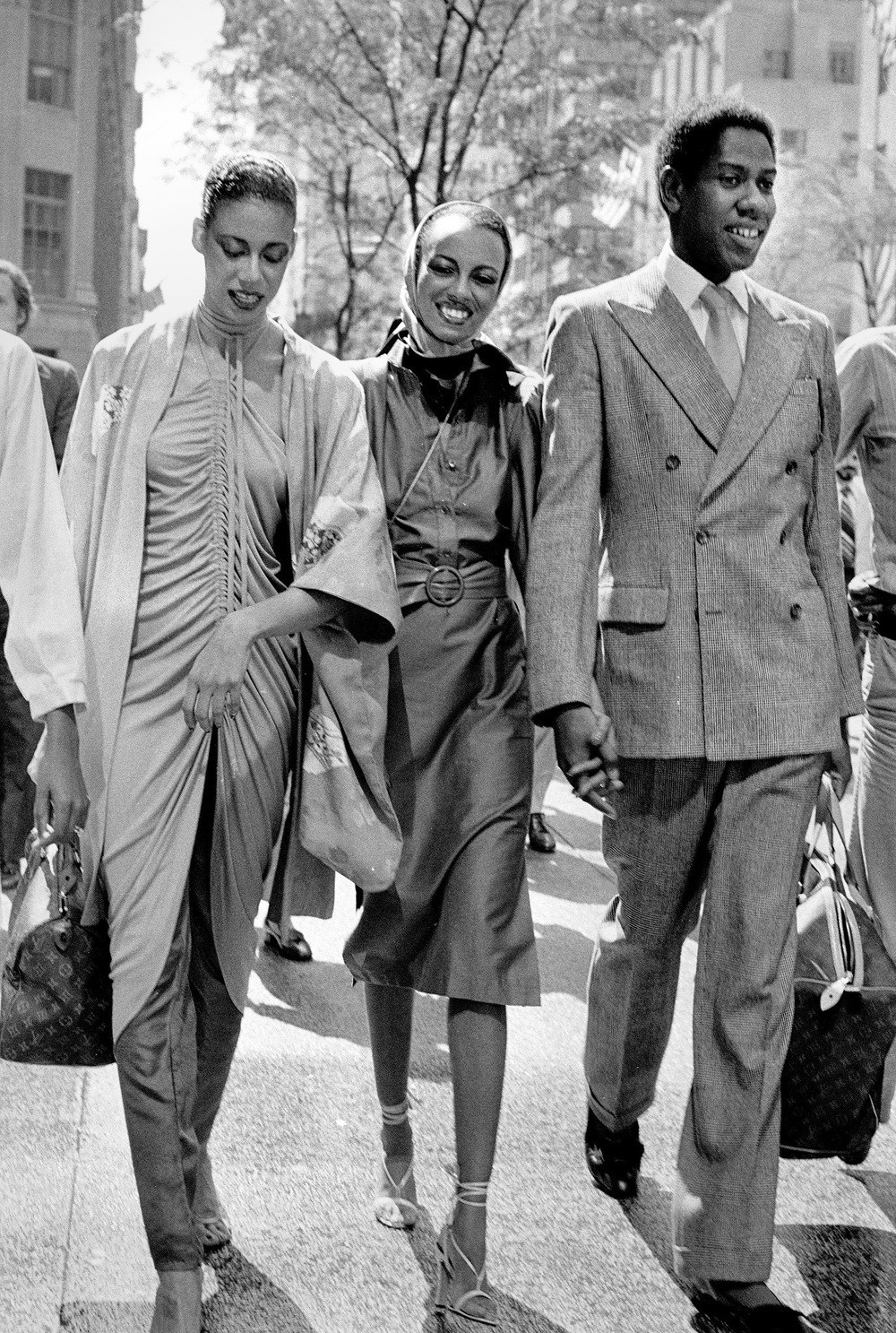 Андре Леон Талли с моделями Givenchy возле Пятой авеню, 1979. Фотограф Билл Каннингем