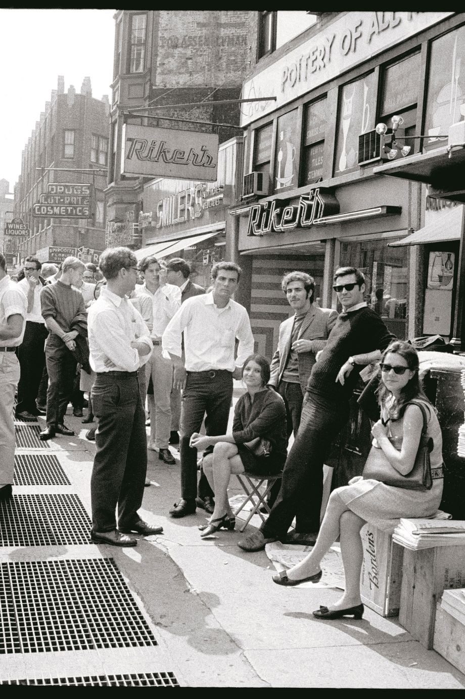 Молодые жители Нью-Йорка в очереди к газетному киоску в Гринвич-Виллидж . Фотограф Билл Каннингем