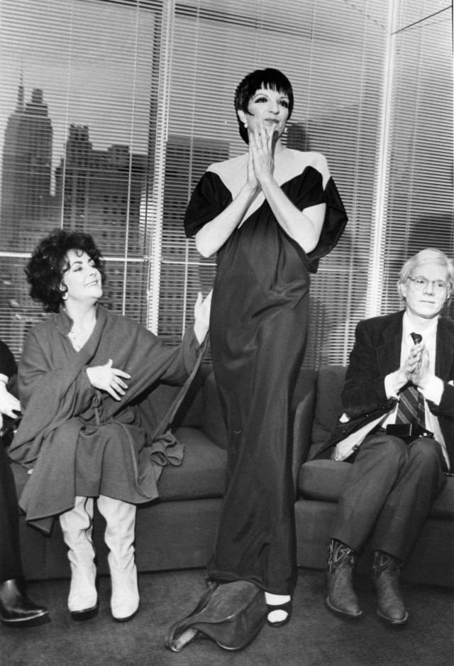 Элизабет Тейлор, Лайза Минелли и Энди Уорхол, 1979. Фотограф Билл Каннингем