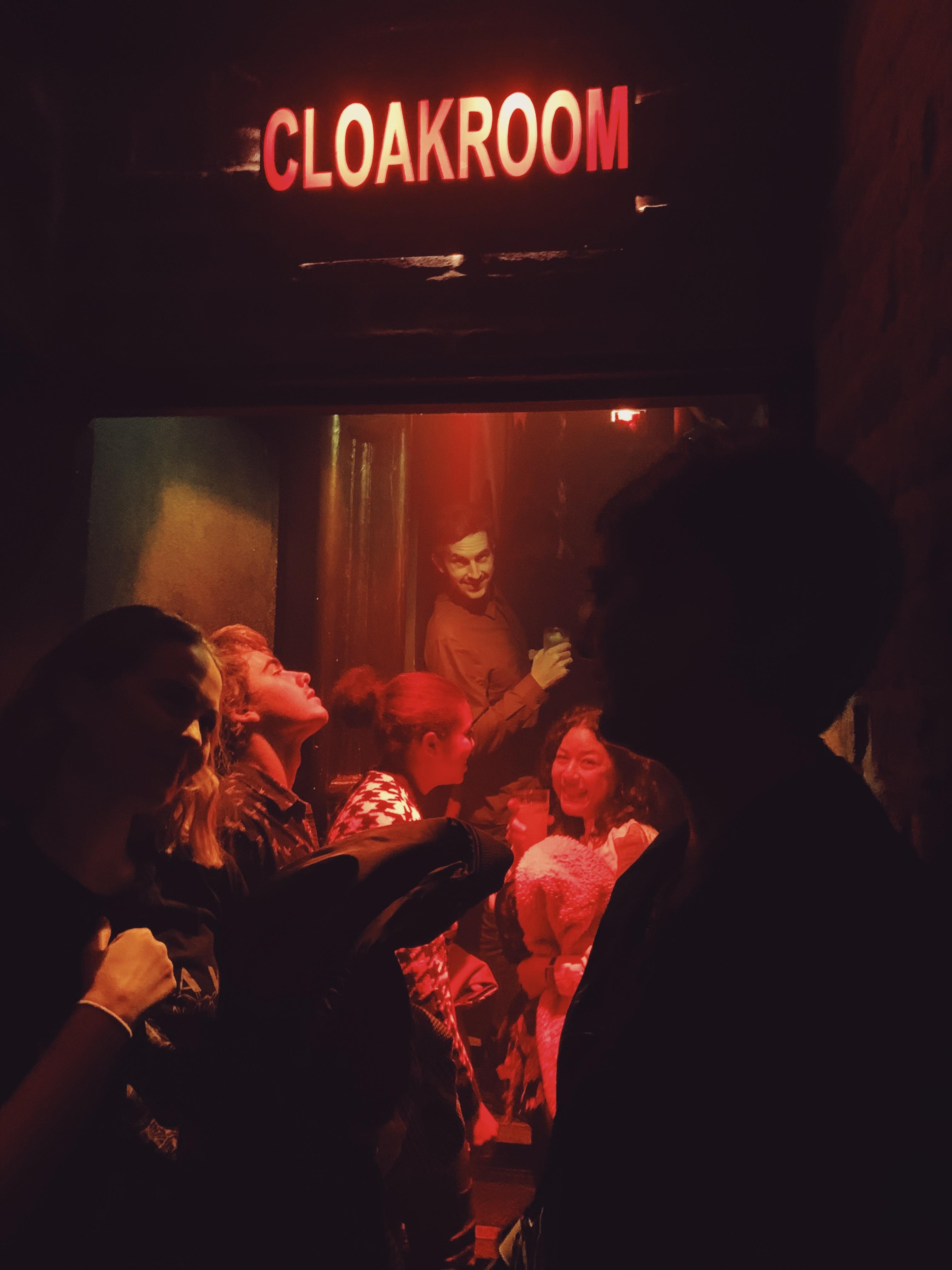 «Мои друзья стоят в очереди в клубную раздевалку». Автор candyman_forever