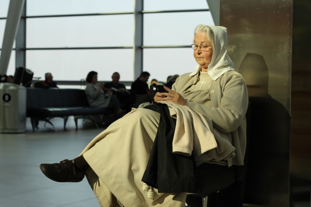 «Монахиня в аэропорту». Автор csababernath