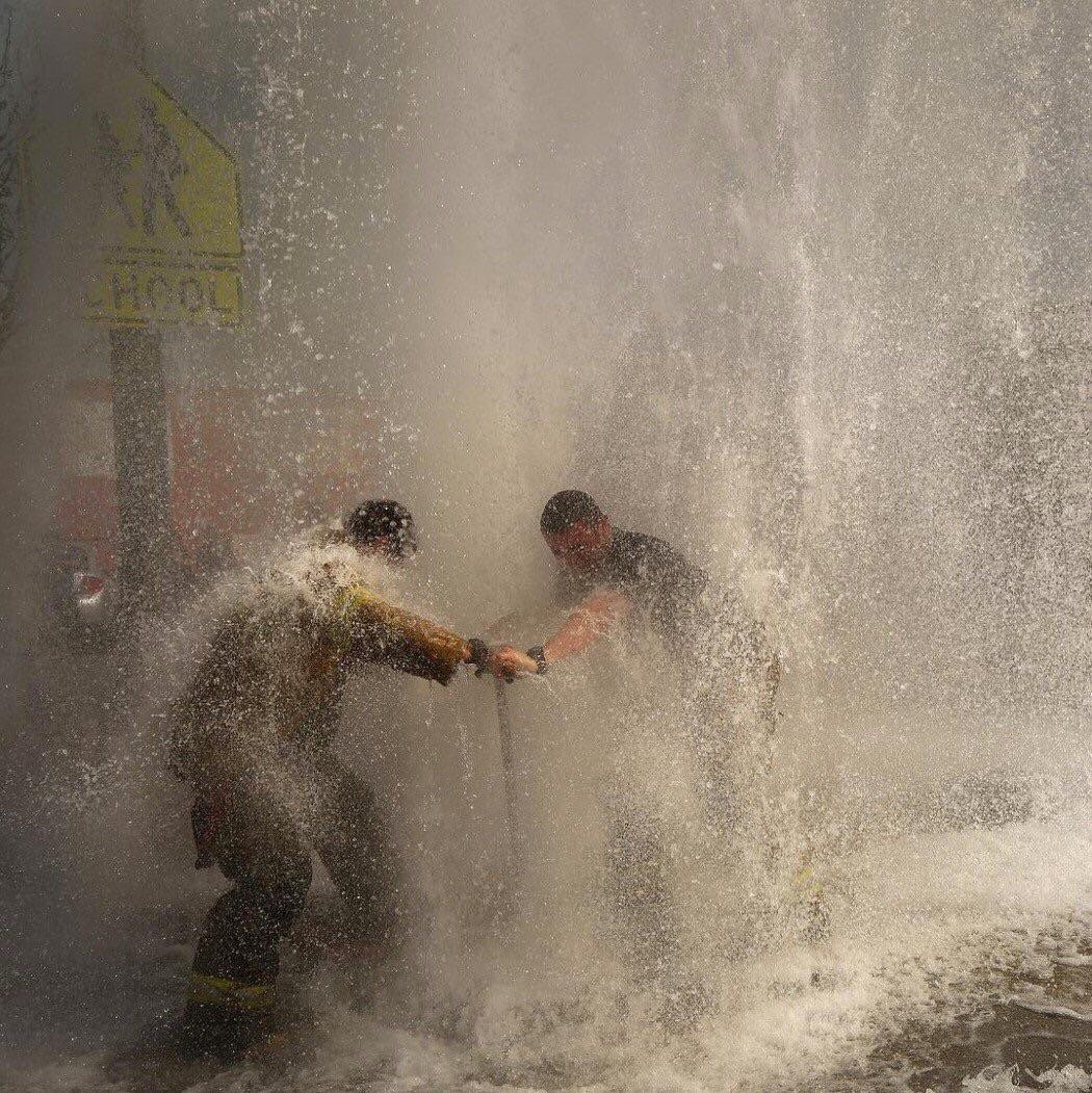 Перекрытие пожарного гидранта в Лонг-Бич. Автор itsDuck0nQuack