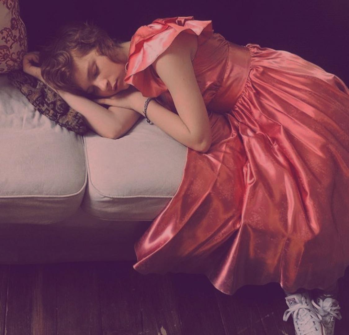 Спящая леди в розовом платье. Автор ungnomeone