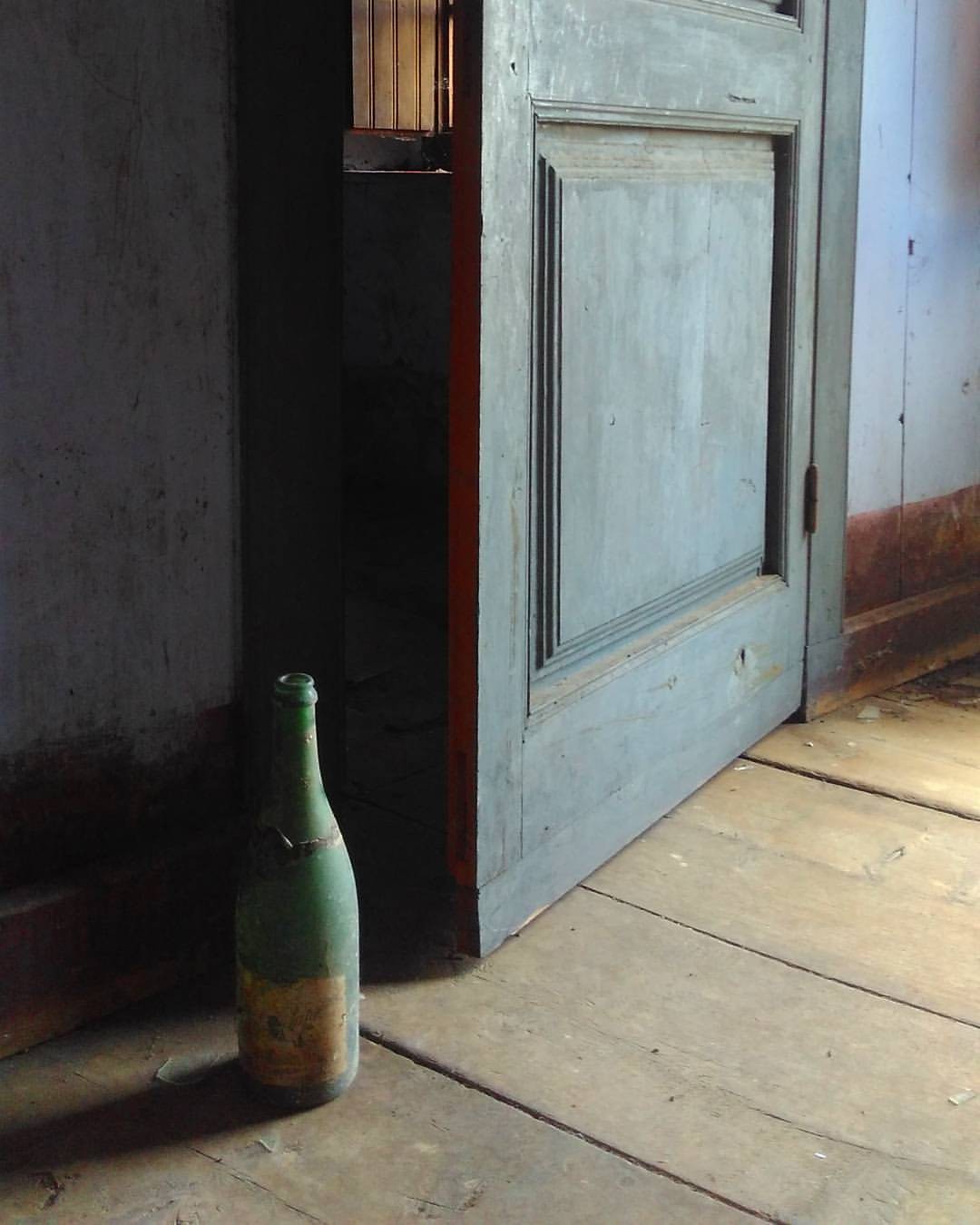 Бутылка в заброшенном доме. Автор Shimizuspulse