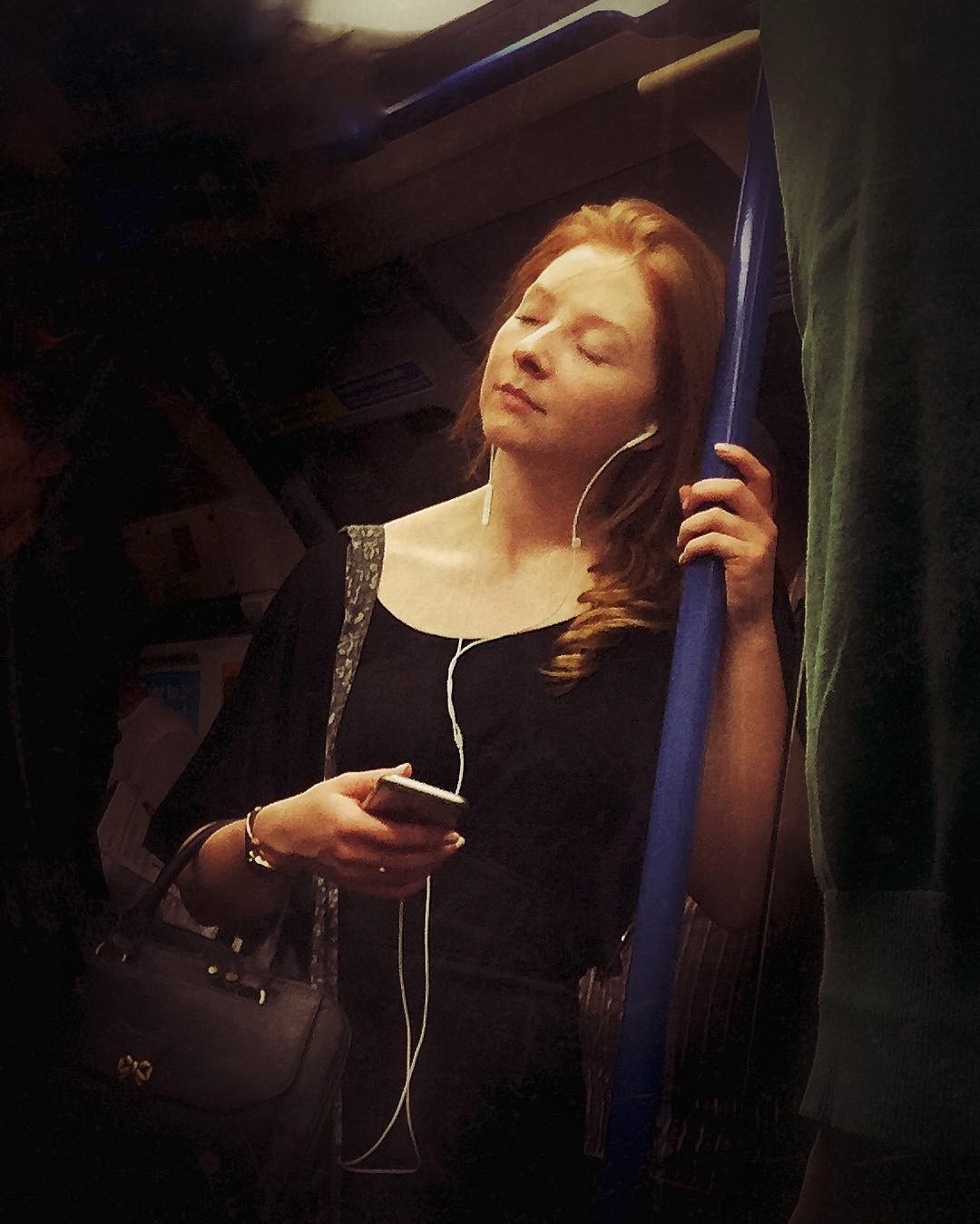 Девушка в метро Лондона. Автор Мэтт Крэбтри