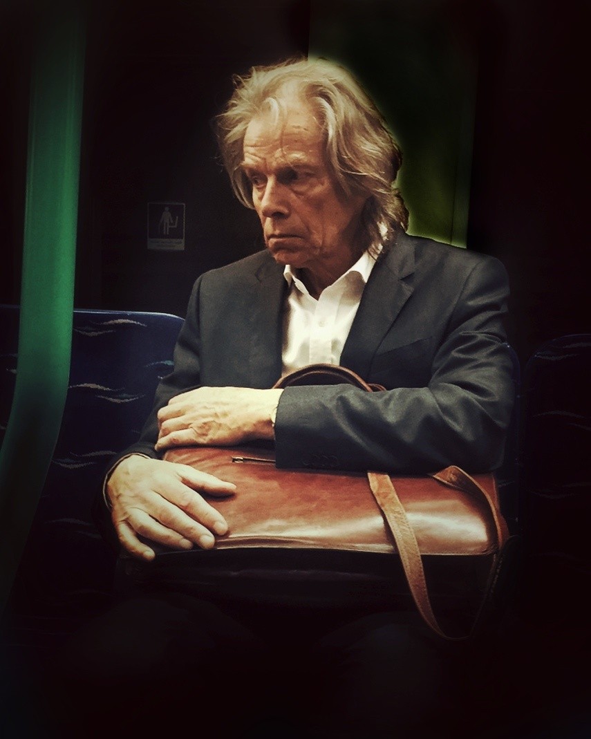 Пассажир с портфелем в метро. Автор Мэтт Крэбтри