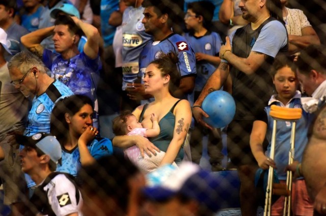 «Кормящая мать с младенцем на футбольном матче». Автор gustavsen