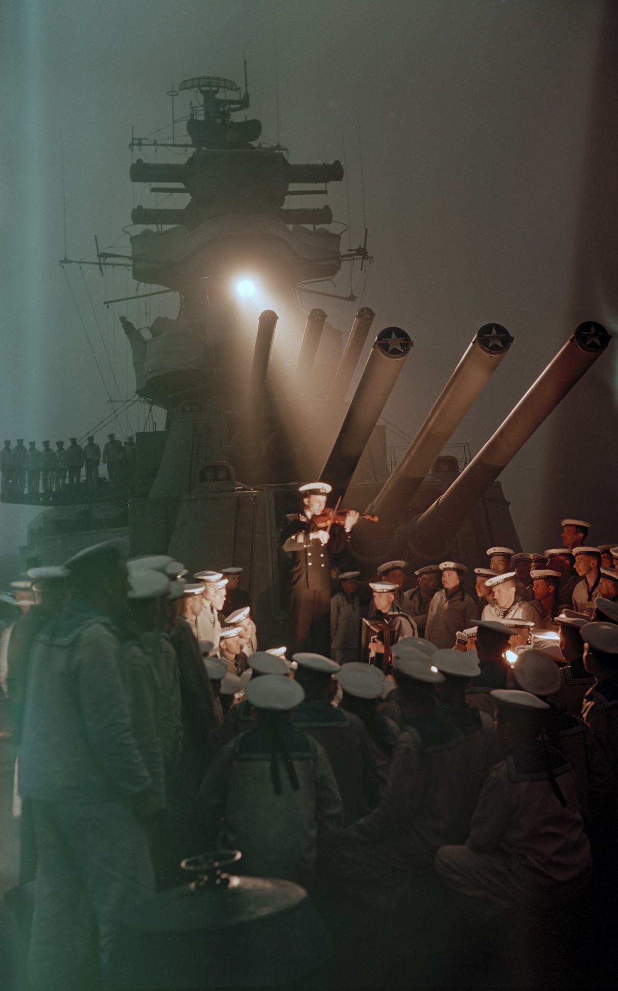 Скрипичный концерт на палубе советского крейсера «Калинин». Владивосток, 1955. Автор Семён Фридлянд
