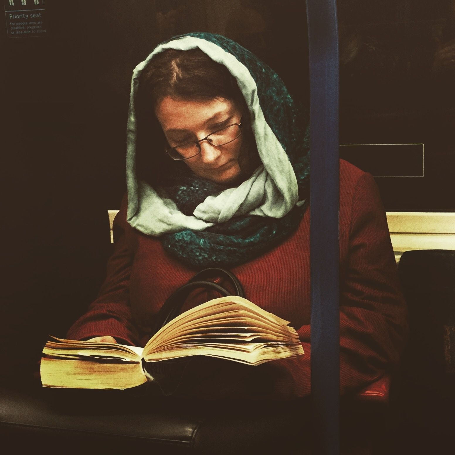 Женщина с книгой в метро. Автор Мэтт Крэбтри