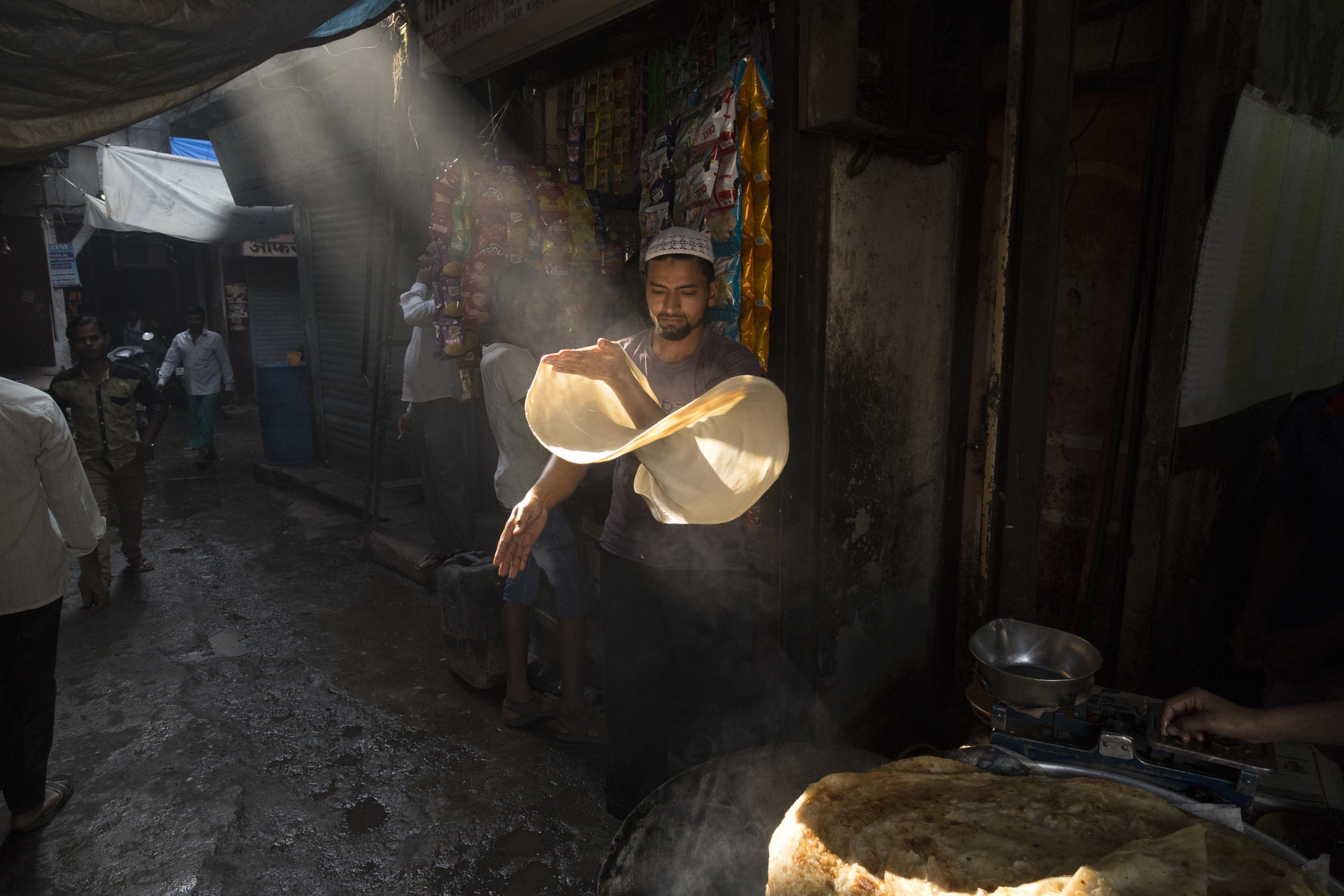 Ловкий шеф-повар на улице Мумбаи. Автор jesta_testa_plo