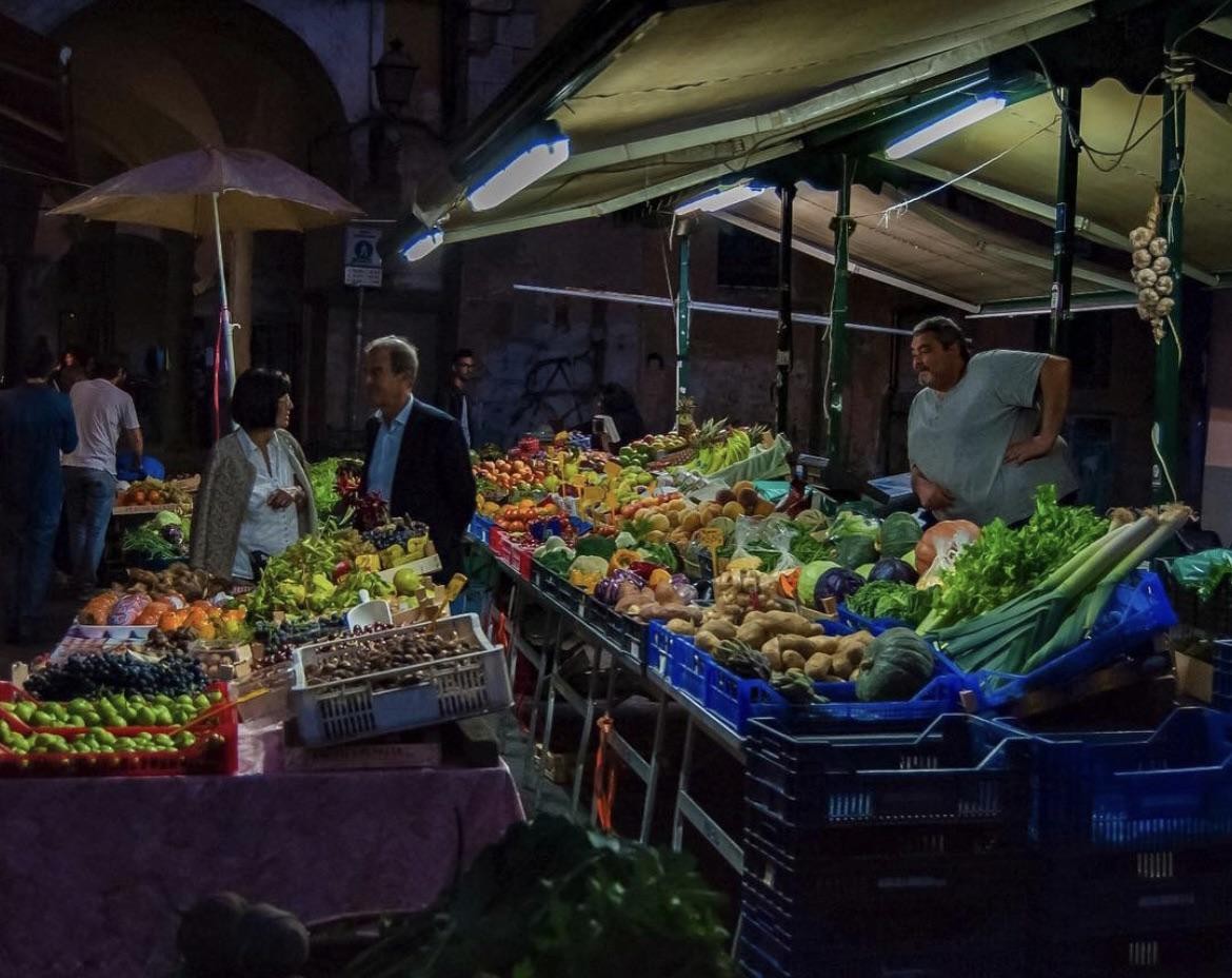 Овощной ларёк на рынке в Италии. Автор herodov