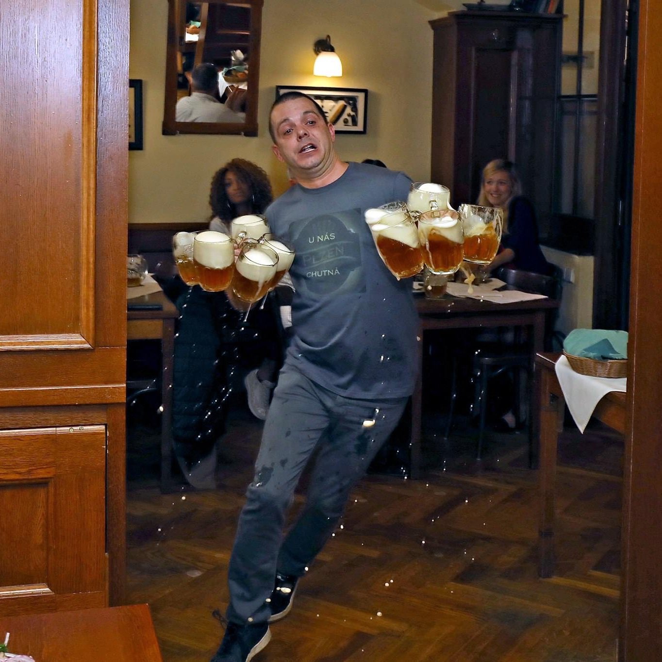 Традиционный забег официантов с пивом в пражском ресторане U Pinkasů. Фотограф Ричард Дворжак