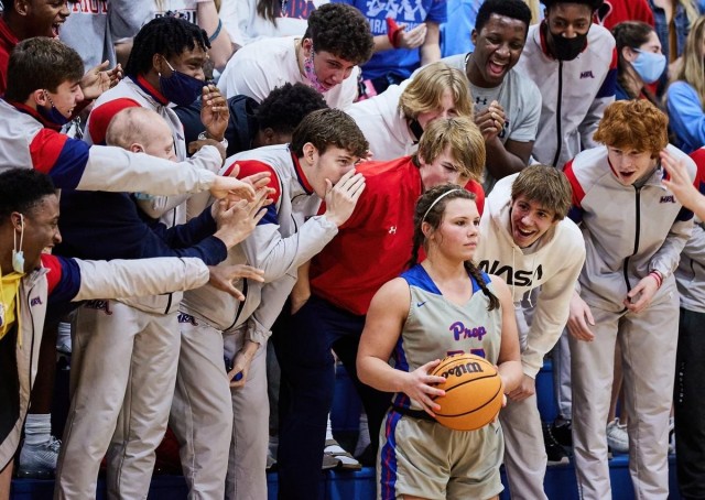 Болельщики соперников безуспешно пытались сбить настрой старшеклассницы Оливии Сассер перед финальными штрафными на последней минуте баскетбольного турнира. Фотограф Билли Уоткинс