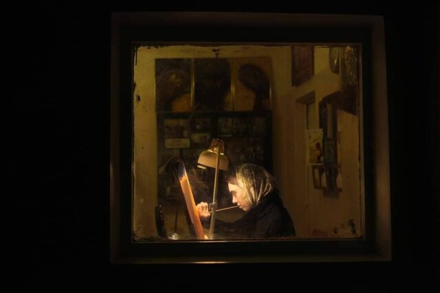 Девушка пишет икону. Санкт-Петербургская семинария. Фотограф Сергей Максимишин